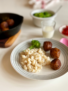 Stuvade makaroner med tillbehör