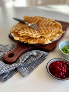 Potatisvåfflor med lingonsylt och grönsaksplock Potatisvåfflor med lingonsylt och grönsaksplock