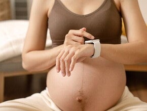 kvinna redo att föda barn och identifiera tecken på förlossning