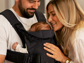 Föräldrar med nyfödd på första barnvagnspromenaden