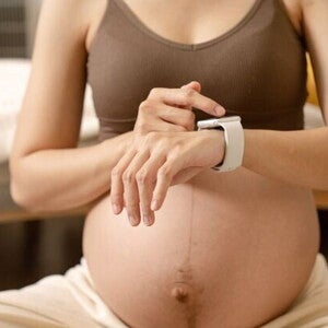 kvinna redo att föda barn och identifiera tecken på förlossning