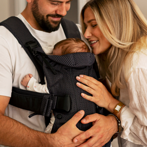 Föräldrar med nyfödd på första barnvagnspromenaden