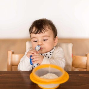Babyen spiser mat