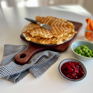 Potatisvåfflor med lingonsylt och grönsaksplock Potatisvåfflor med lingonsylt och grönsaksplock