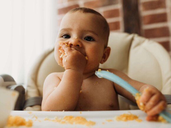6 månader är det dags att börja introducera barnet för riktigt mat