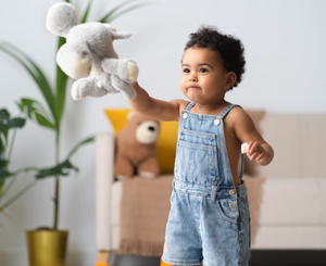 Barn som håller nallebjörnar